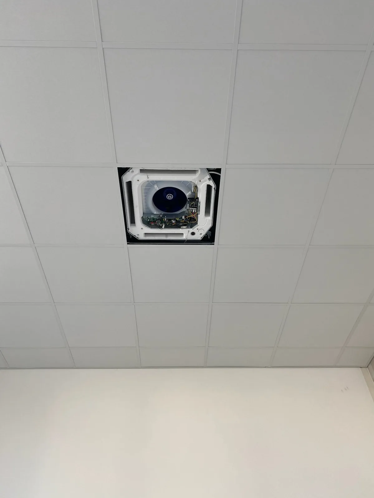 Cassette unit in a suspended ceiling