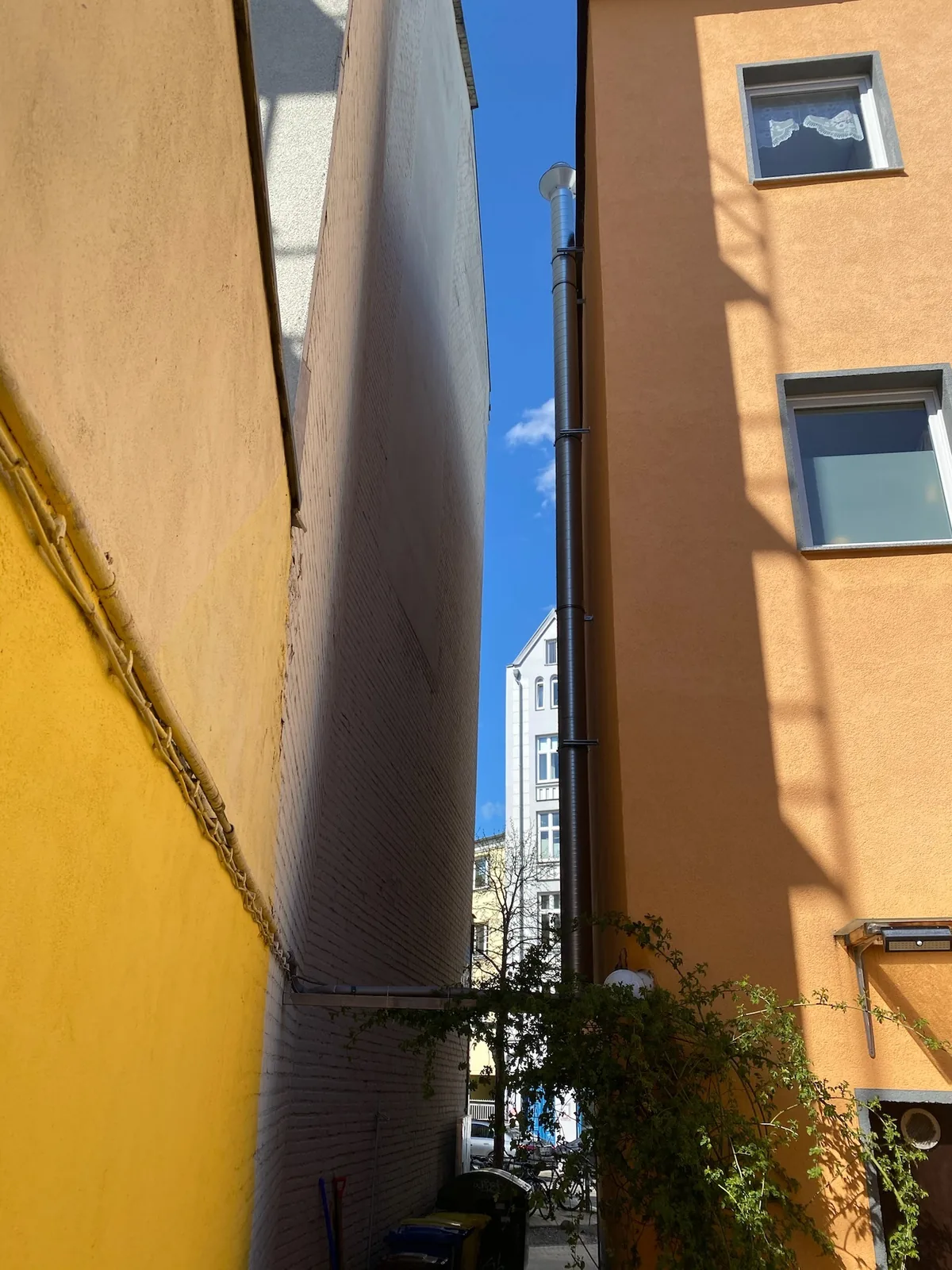 Vertical duct riser on a facade