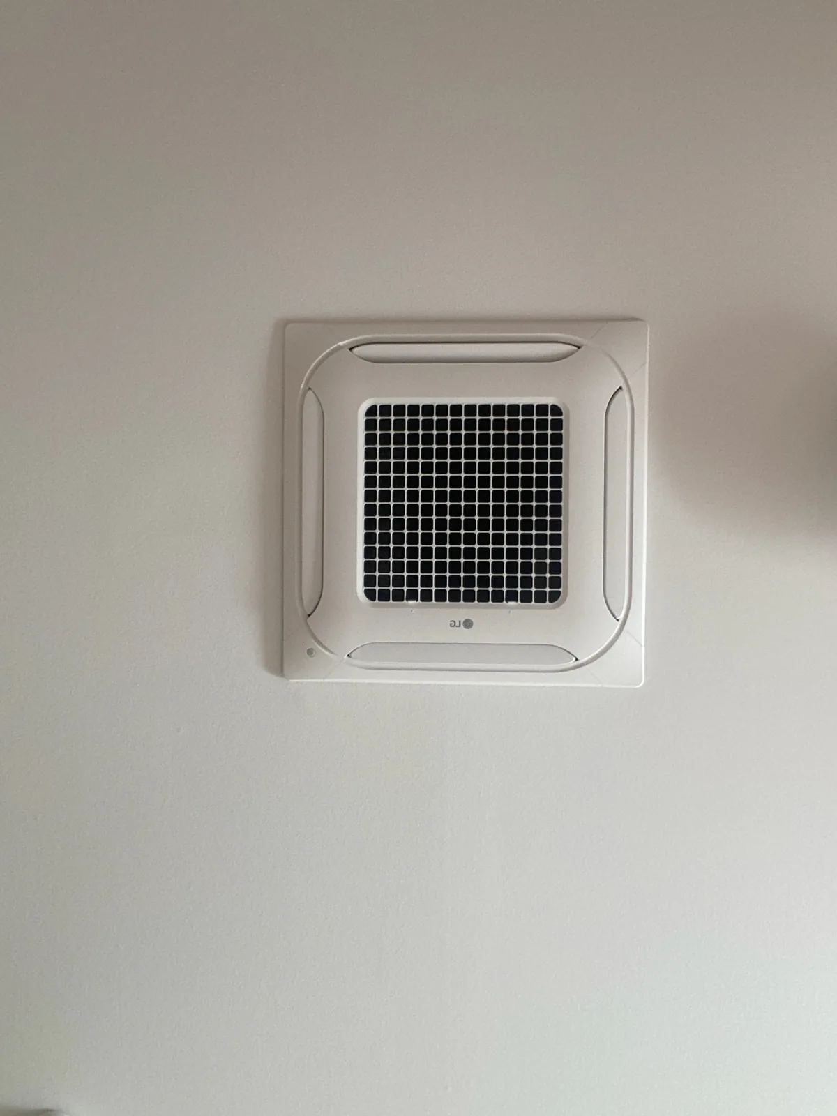 Ceiling cassette in a commercial space