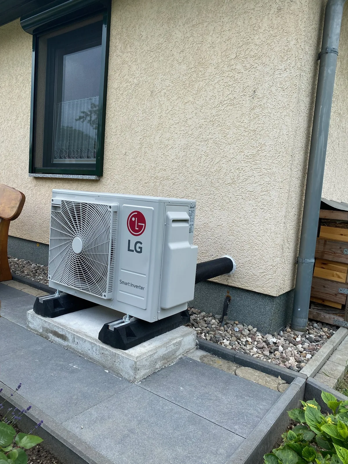 Wall-mounted outdoor unit