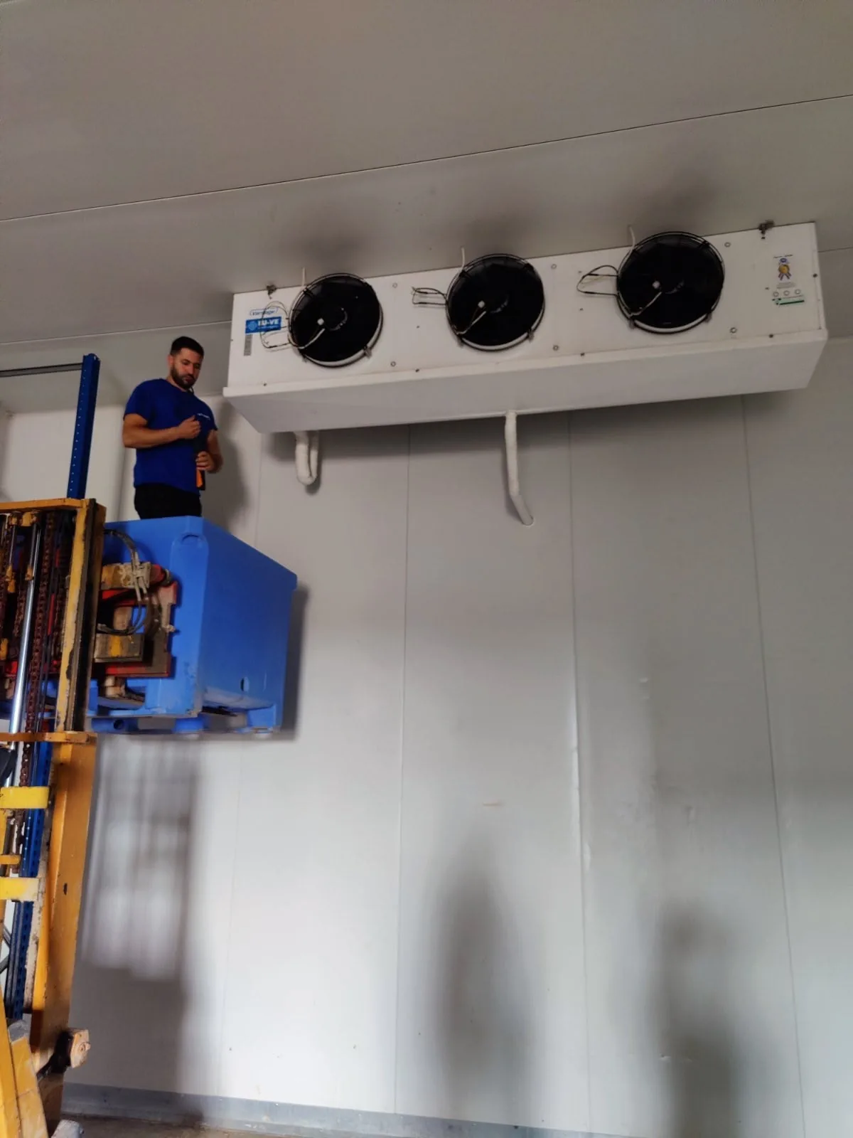 Cold room with evaporator